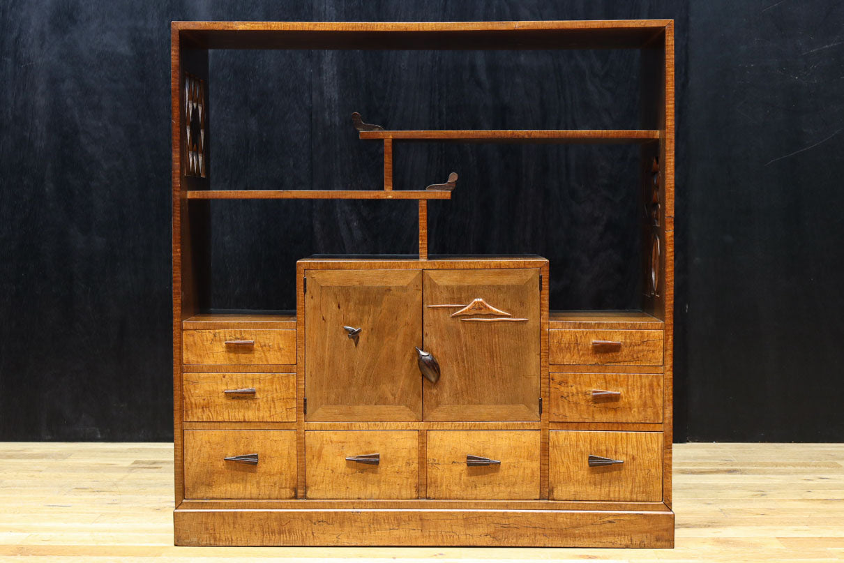 時代を経た味わいが風情溢れる上質な飾り棚　BB3103