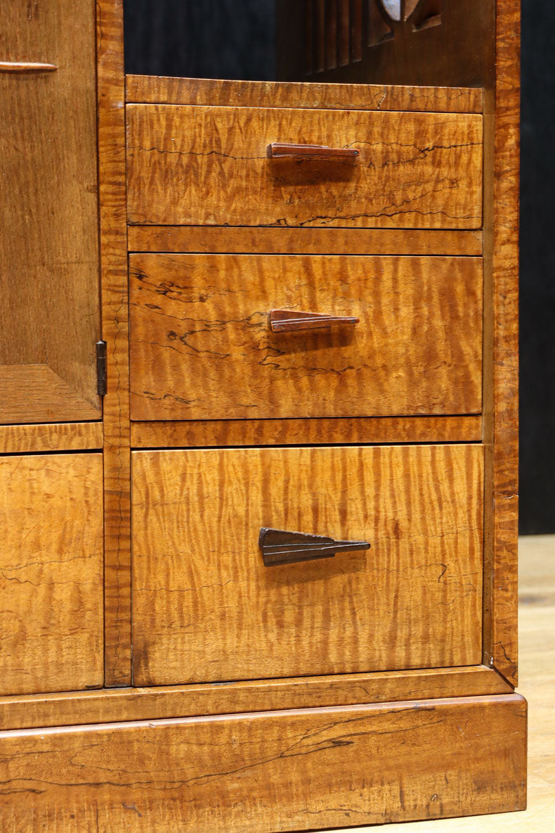 時代を経た味わいが風情溢れる上質な飾り棚　BB3103