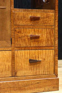 時代を経た味わいが風情溢れる上質な飾り棚　BB3103