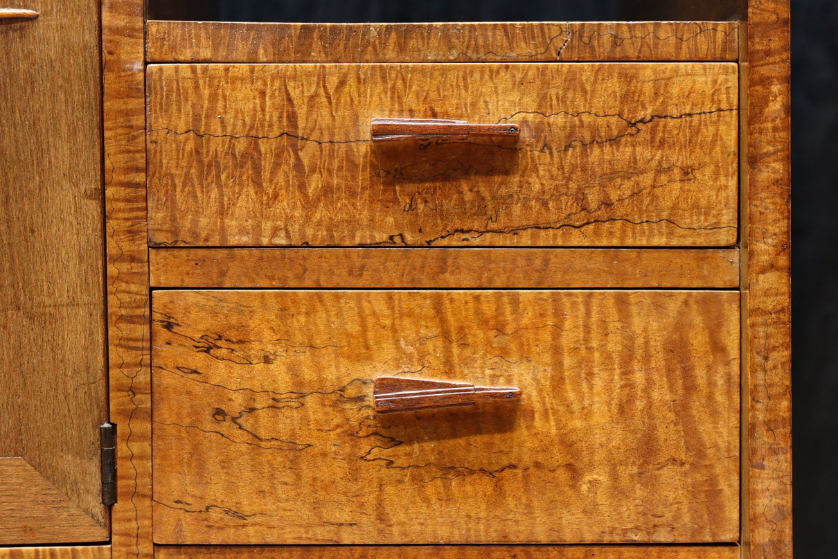 時代を経た味わいが風情溢れる上質な飾り棚　BB3103