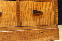 時代を経た味わいが風情溢れる上質な飾り棚　BB3103