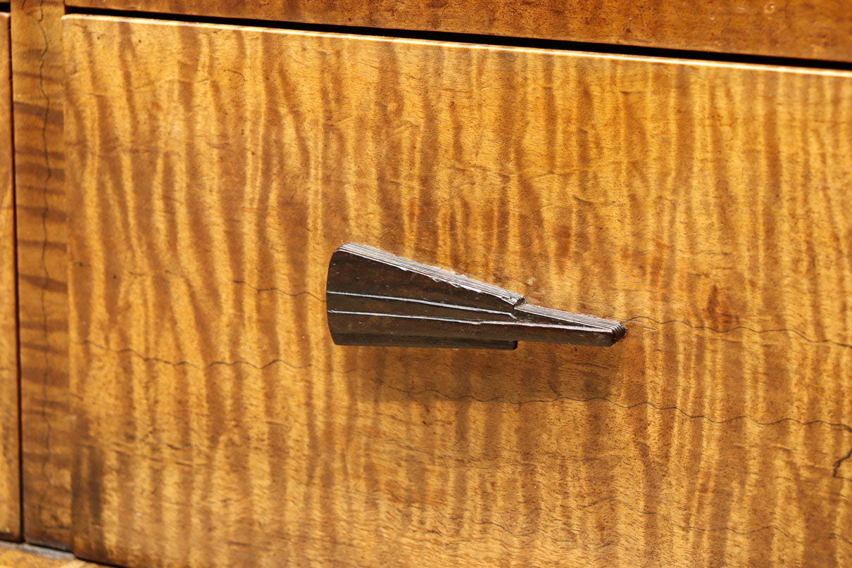 時代を経た味わいが風情溢れる上質な飾り棚　BB3103