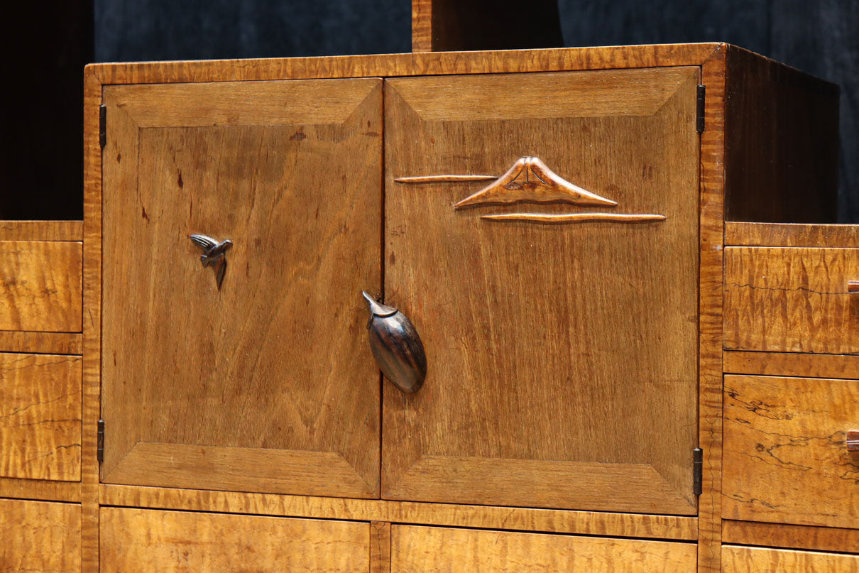 時代を経た味わいが風情溢れる上質な飾り棚　BB3103