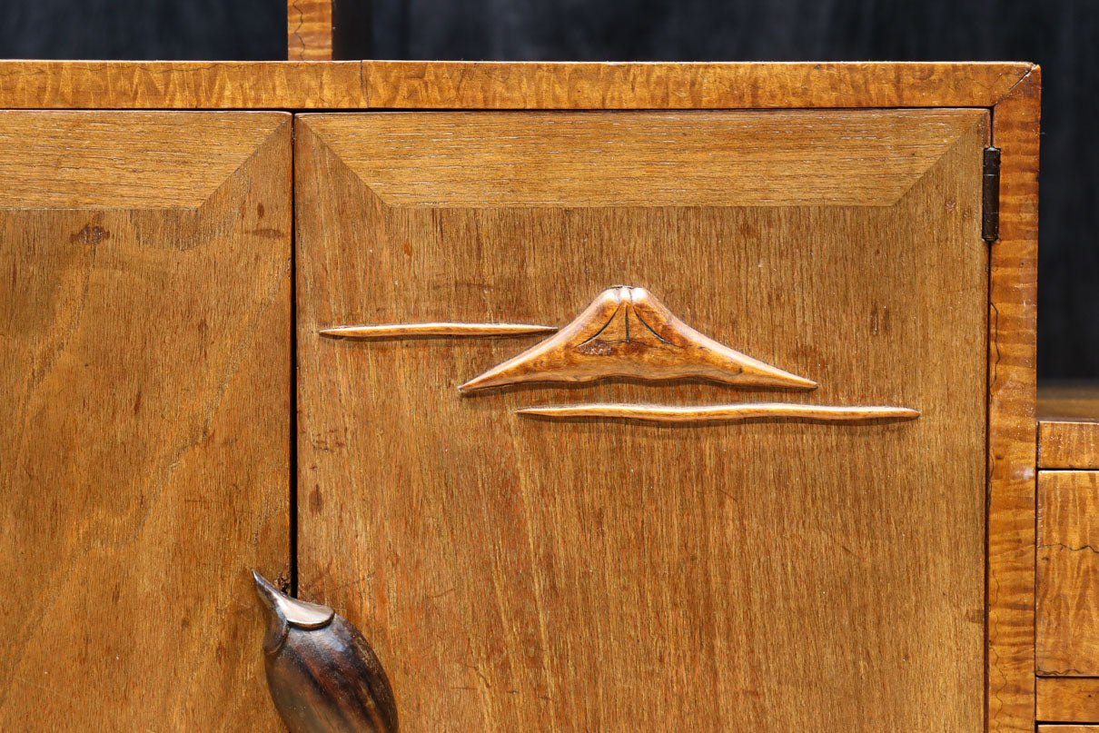 時代を経た味わいが風情溢れる上質な飾り棚　BB3103