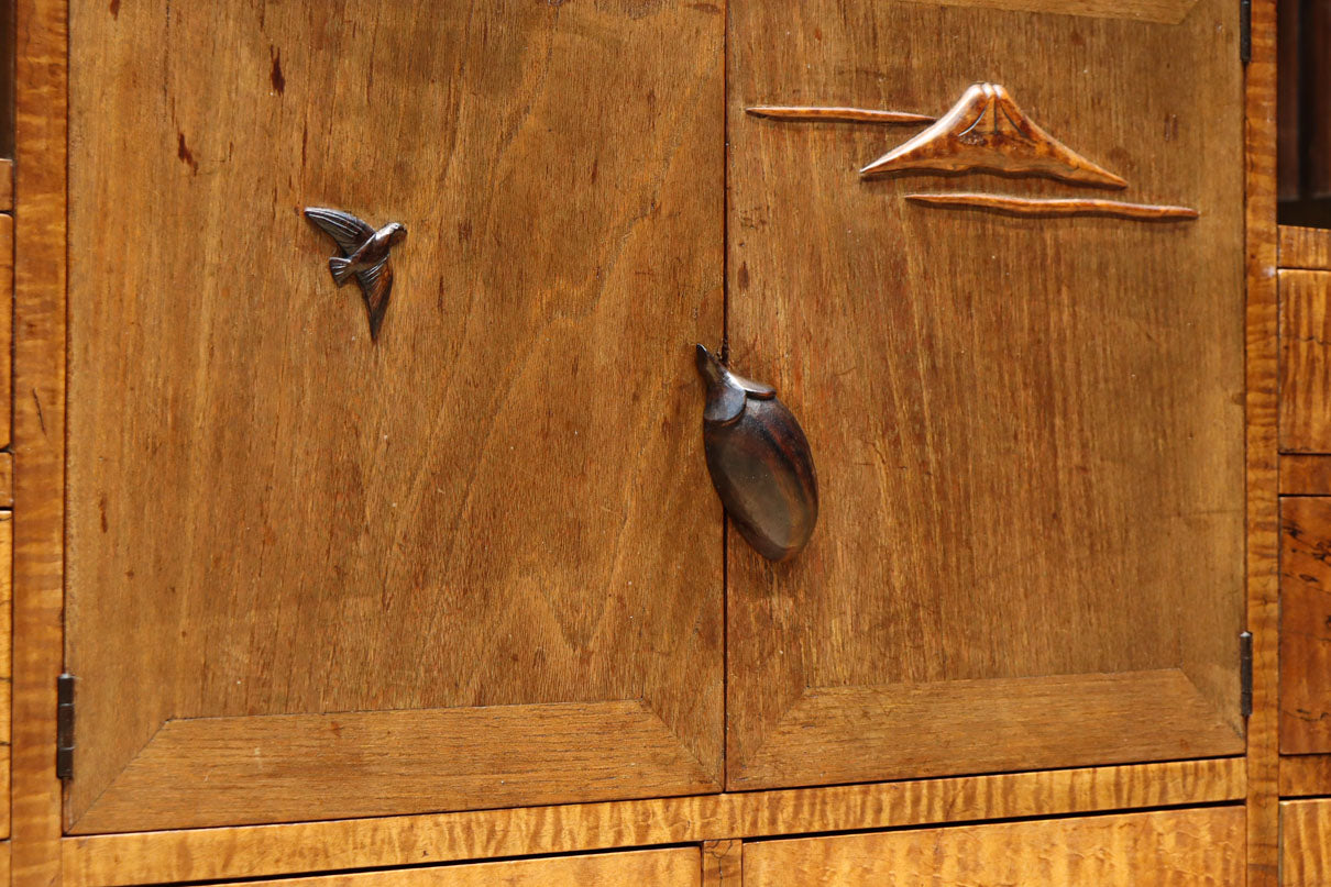 時代を経た味わいが風情溢れる上質な飾り棚　BB3103