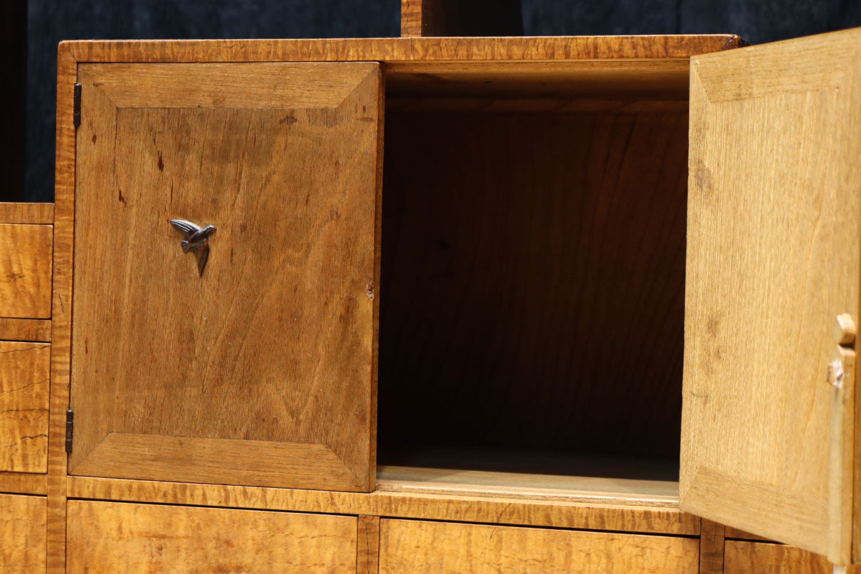 時代を経た味わいが風情溢れる上質な飾り棚　BB3103