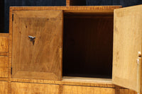 時代を経た味わいが風情溢れる上質な飾り棚　BB3103