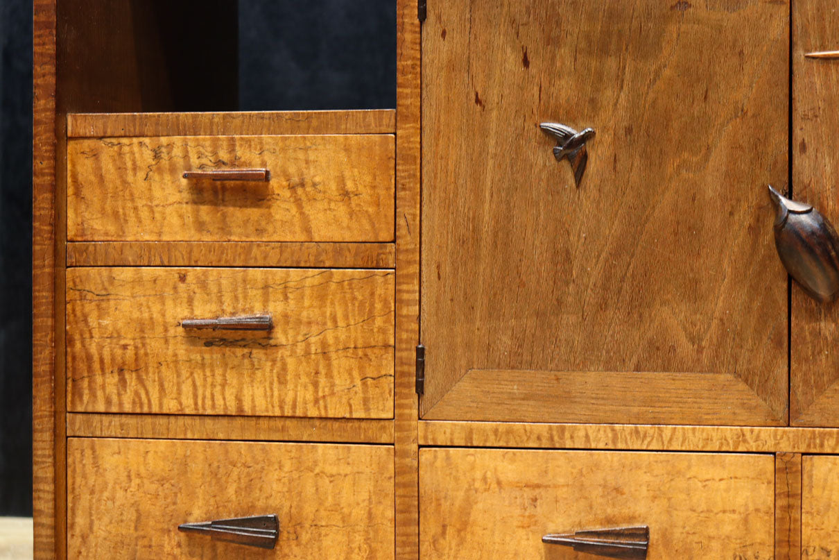 時代を経た味わいが風情溢れる上質な飾り棚　BB3103