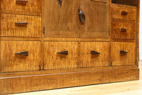 時代を経た味わいが風情溢れる上質な飾り棚　BB3103