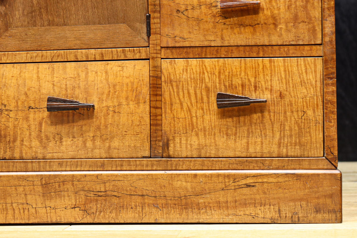 時代を経た味わいが風情溢れる上質な飾り棚　BB3103