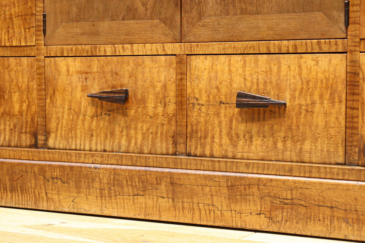 時代を経た味わいが風情溢れる上質な飾り棚　BB3103