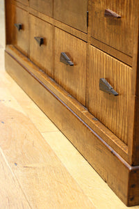 時代を経た味わいが風情溢れる上質な飾り棚　BB3103