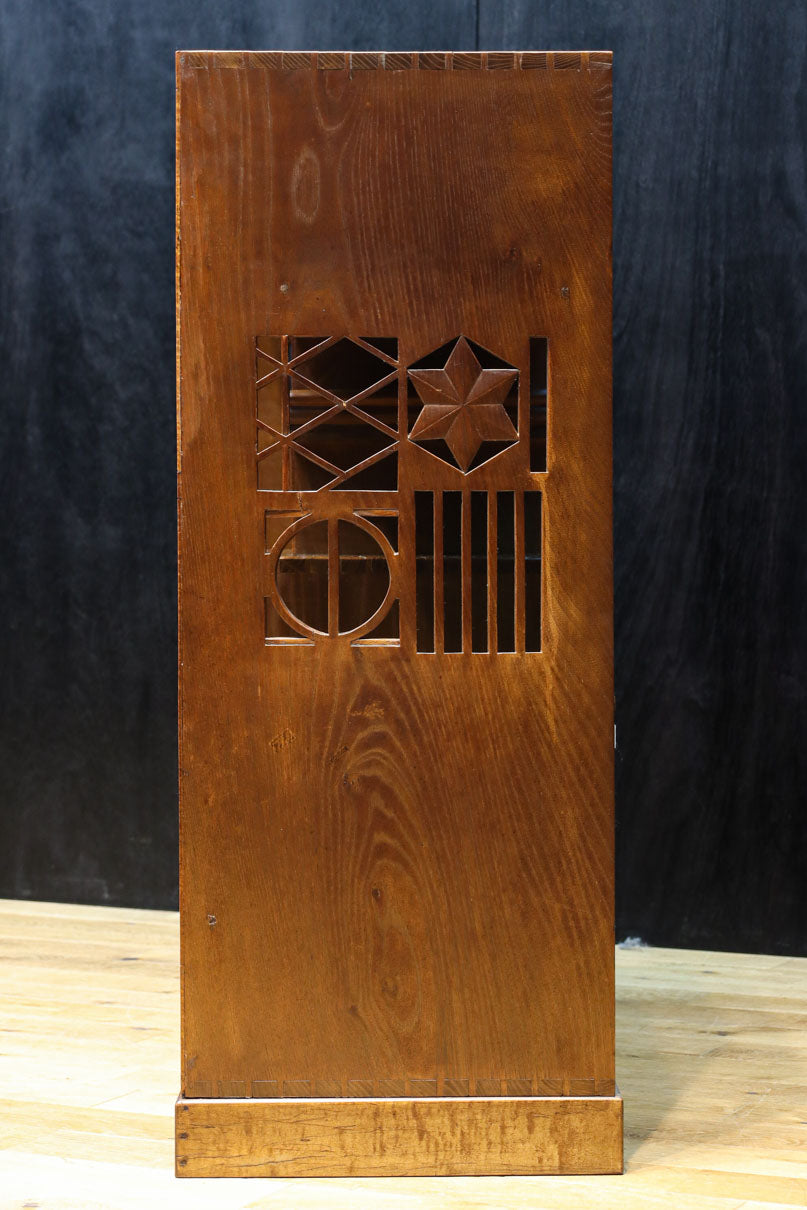 時代を経た味わいが風情溢れる上質な飾り棚　BB3103