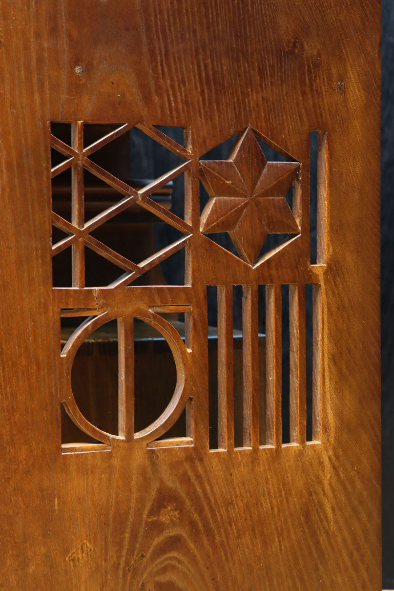 時代を経た味わいが風情溢れる上質な飾り棚　BB3103