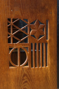 時代を経た味わいが風情溢れる上質な飾り棚　BB3103