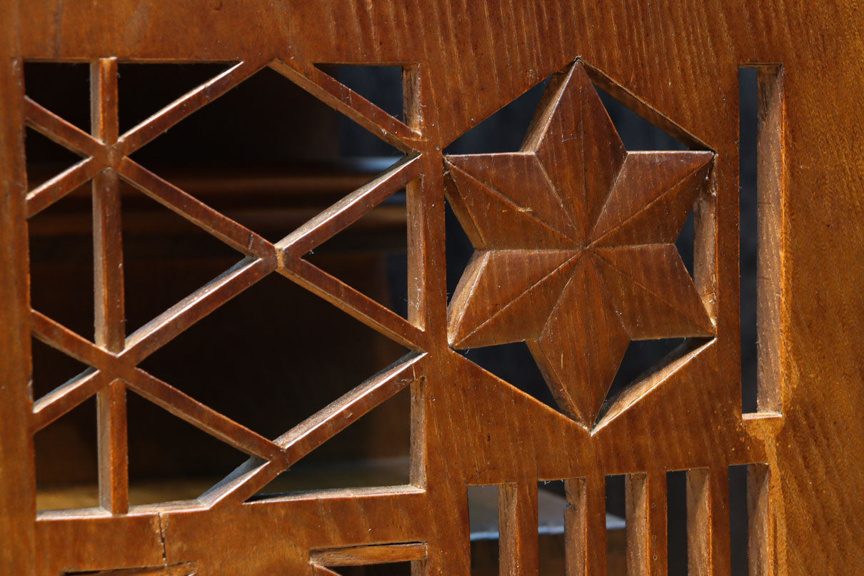 時代を経た味わいが風情溢れる上質な飾り棚　BB3103