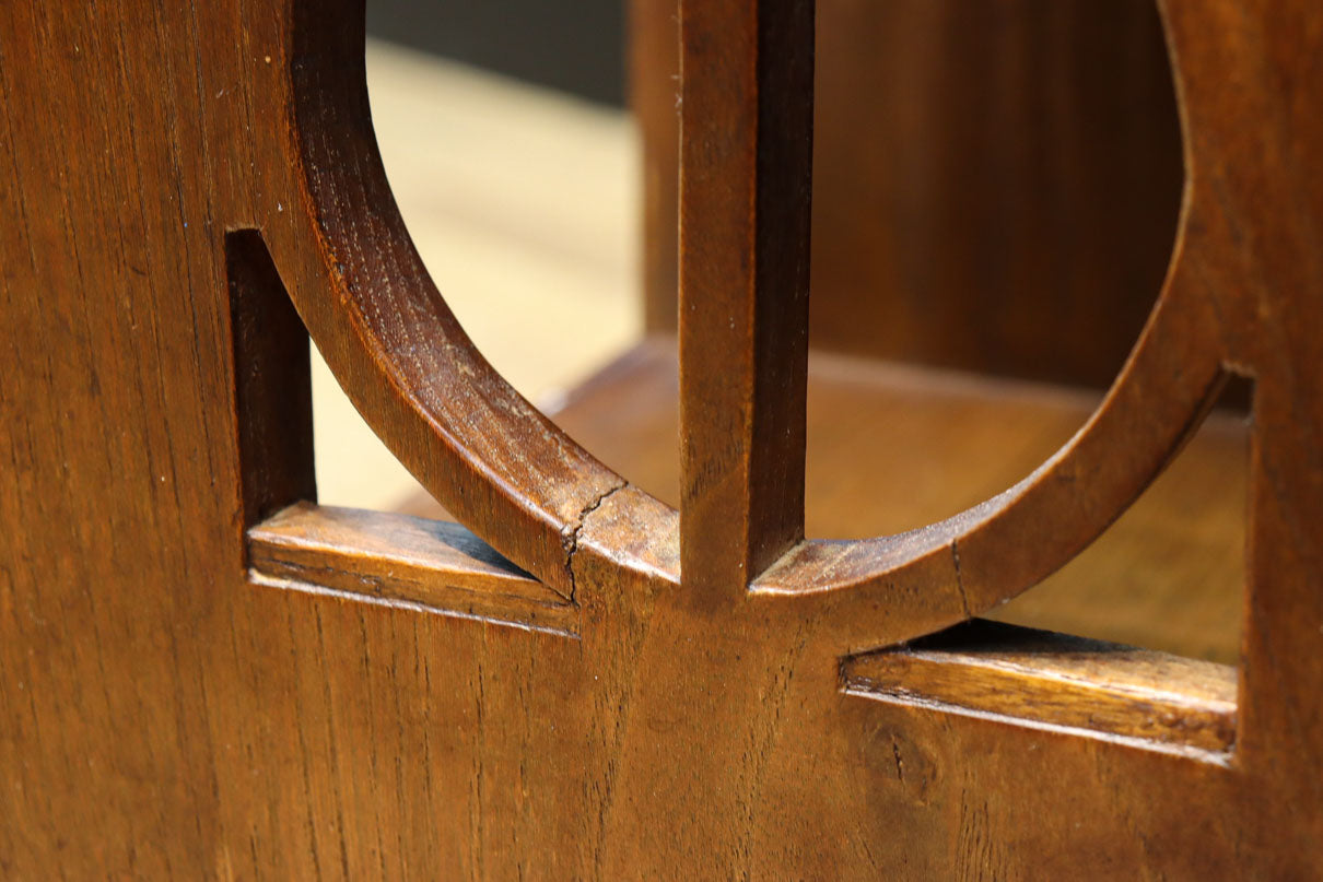 時代を経た味わいが風情溢れる上質な飾り棚　BB3103