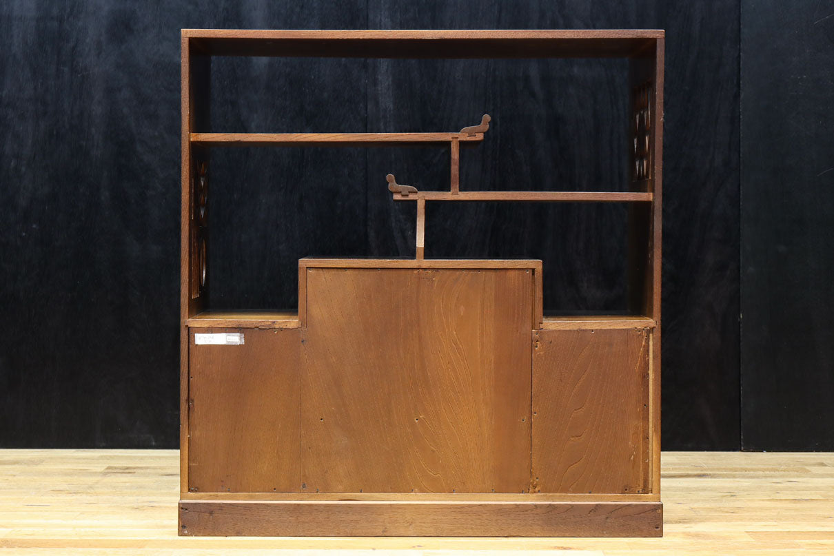 時代を経た味わいが風情溢れる上質な飾り棚　BB3103