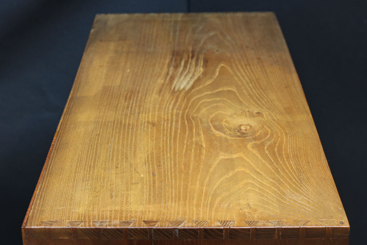 時代を経た味わいが風情溢れる上質な飾り棚　BB3103