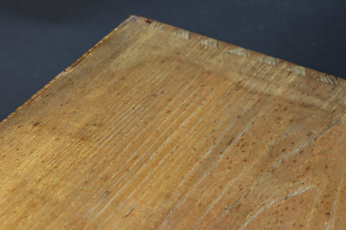 時代を経た味わいが風情溢れる上質な飾り棚　BB3103