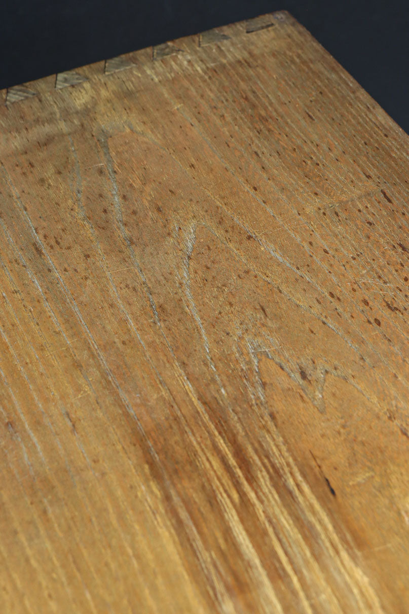 時代を経た味わいが風情溢れる上質な飾り棚　BB3103