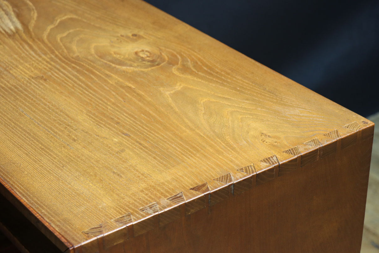 時代を経た味わいが風情溢れる上質な飾り棚　BB3103