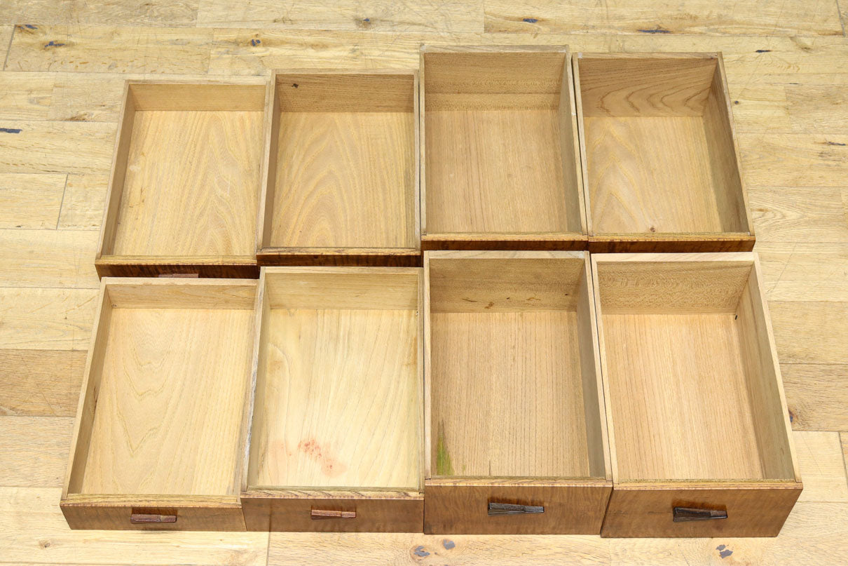 時代を経た味わいが風情溢れる上質な飾り棚　BB3103