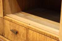 時代を経た味わいが風情溢れる上質な飾り棚　BB3103