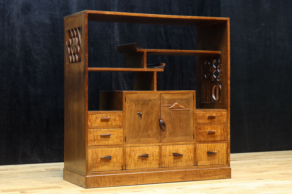 時代を経た味わいが風情溢れる上質な飾り棚　BB3103