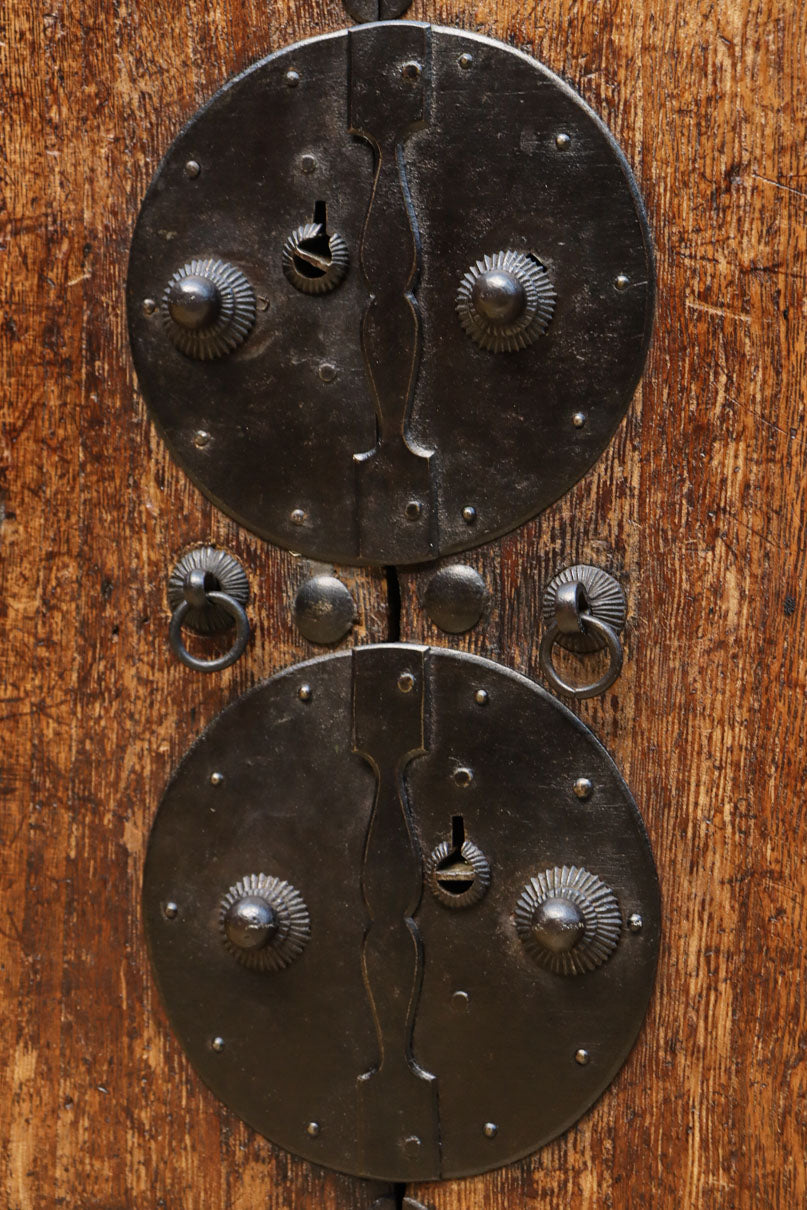 珍品!! 迫力ある装飾金具で飾られた絢爛な観音扉の小型帳場箪笥　BB3105