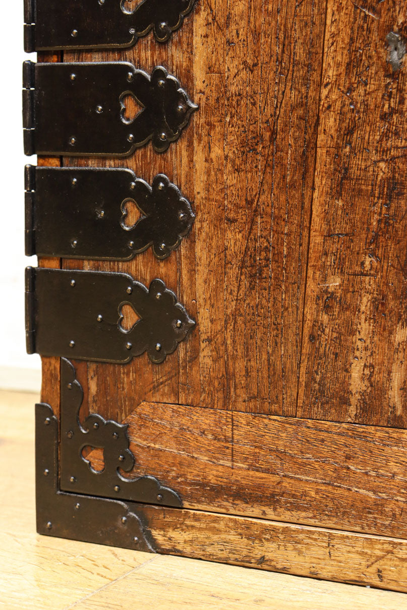 珍品!! 迫力ある装飾金具で飾られた絢爛な観音扉の小型帳場箪笥　BB3105