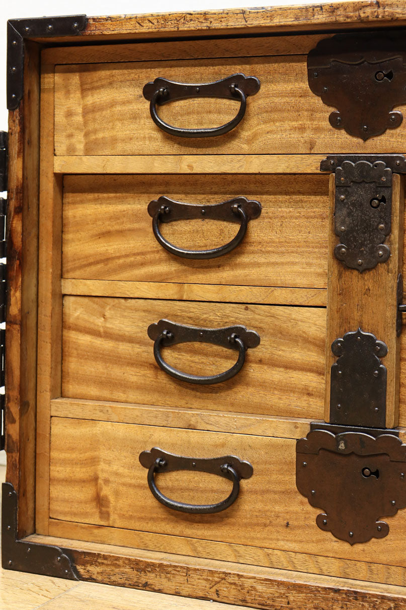 珍品!! 迫力ある装飾金具で飾られた絢爛な観音扉の小型帳場箪笥　BB3105