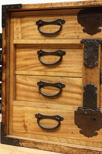 珍品!! 迫力ある装飾金具で飾られた絢爛な観音扉の小型帳場箪笥　BB3105