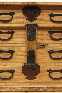 珍品!! 迫力ある装飾金具で飾られた絢爛な観音扉の小型帳場箪笥　BB3105