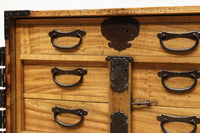 珍品!! 迫力ある装飾金具で飾られた絢爛な観音扉の小型帳場箪笥　BB3105