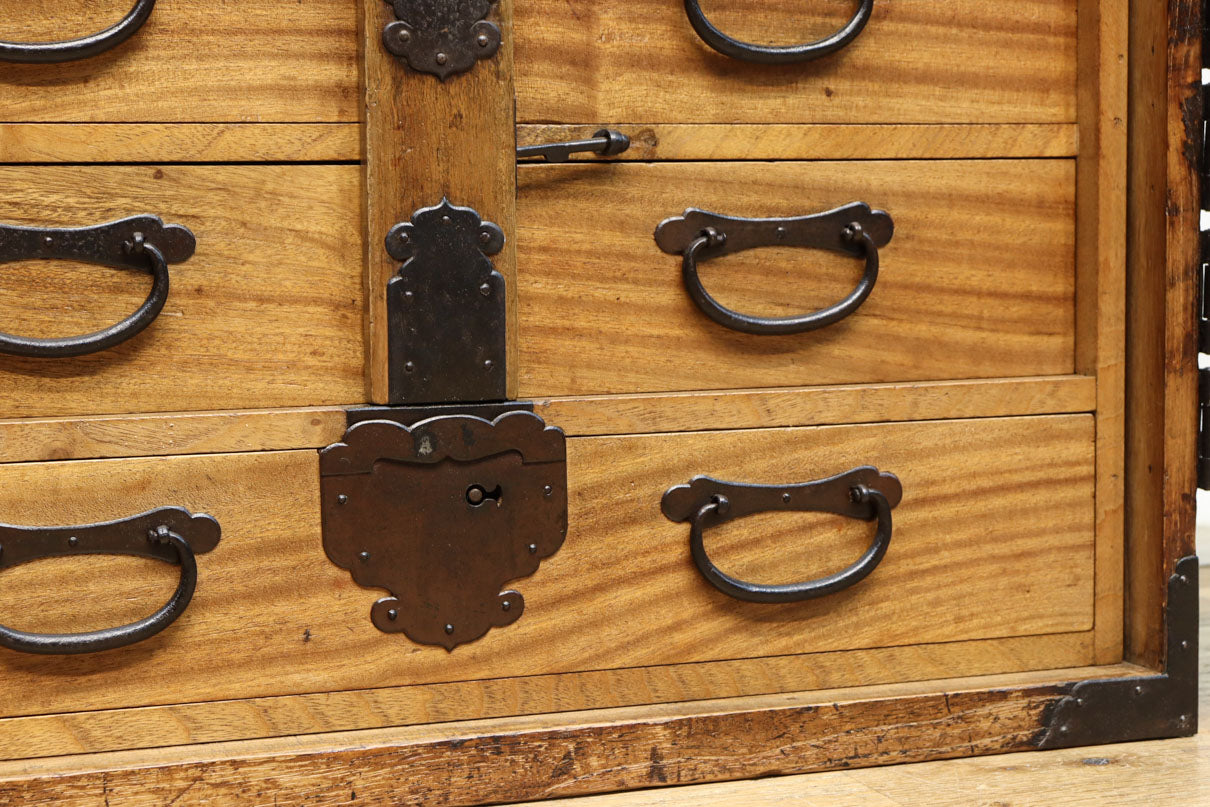 珍品!! 迫力ある装飾金具で飾られた絢爛な観音扉の小型帳場箪笥　BB3105