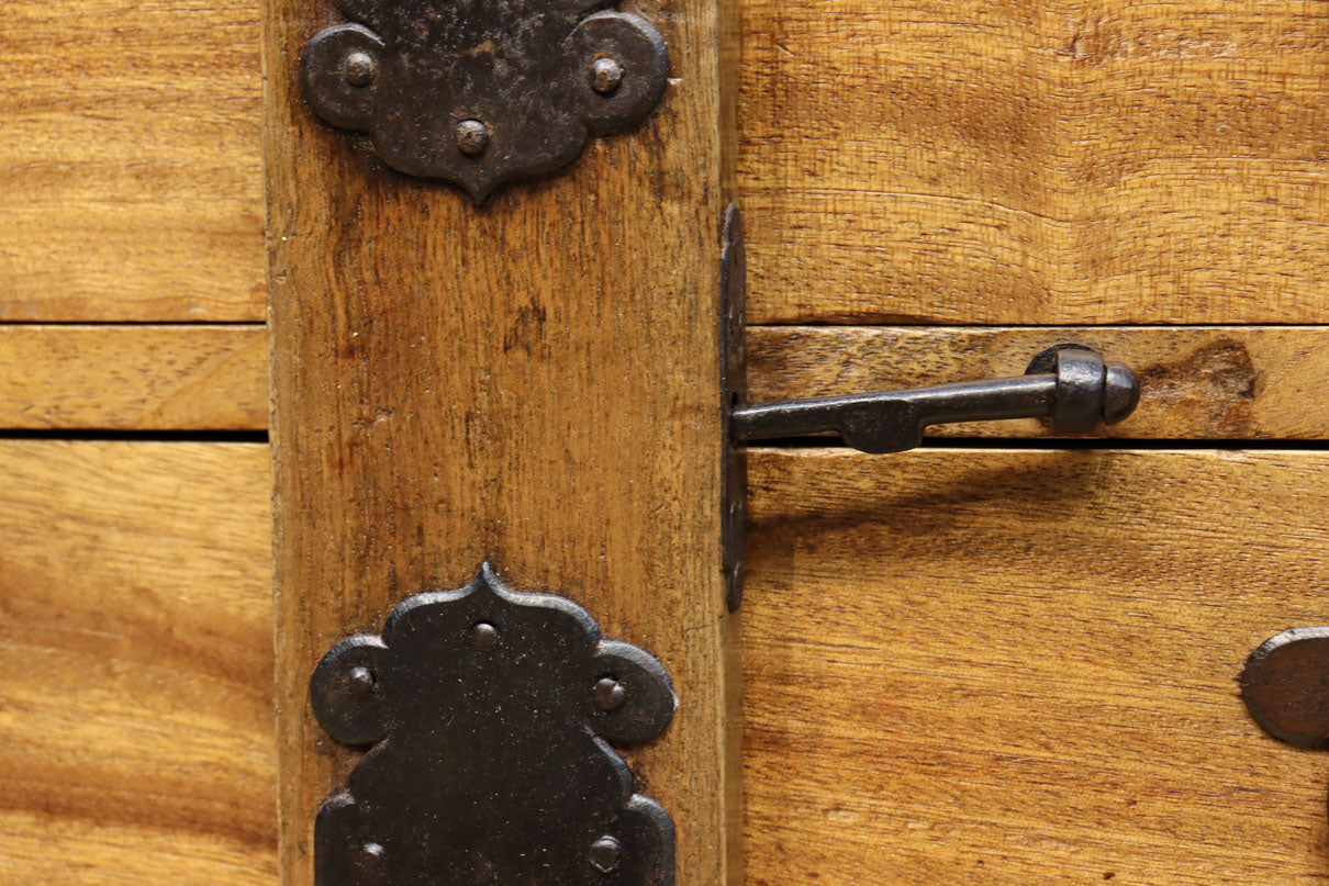 珍品!! 迫力ある装飾金具で飾られた絢爛な観音扉の小型帳場箪笥　BB3105