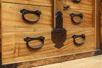 珍品!! 迫力ある装飾金具で飾られた絢爛な観音扉の小型帳場箪笥　BB3105