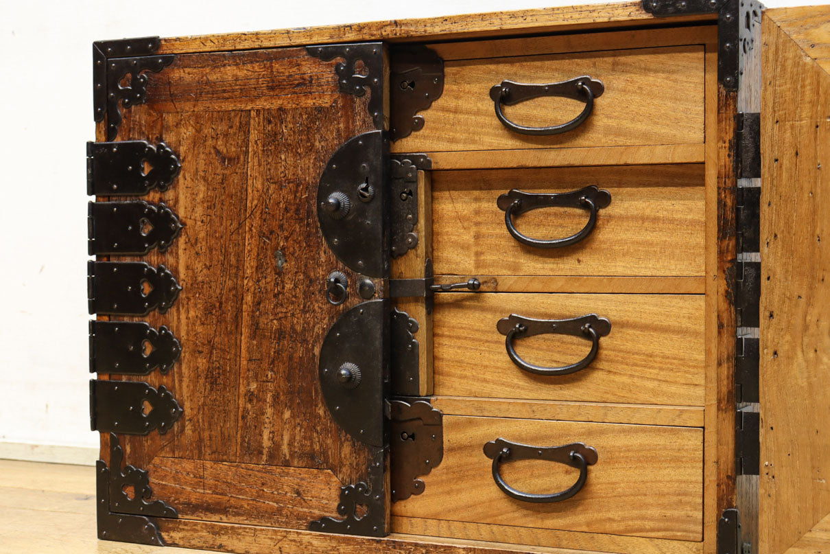 珍品!! 迫力ある装飾金具で飾られた絢爛な観音扉の小型帳場箪笥　BB3105