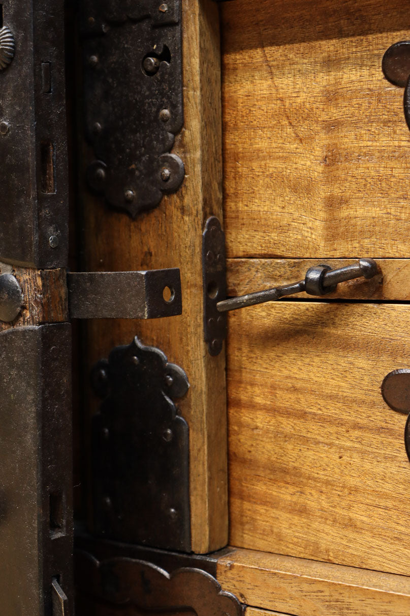 珍品!! 迫力ある装飾金具で飾られた絢爛な観音扉の小型帳場箪笥　BB3105