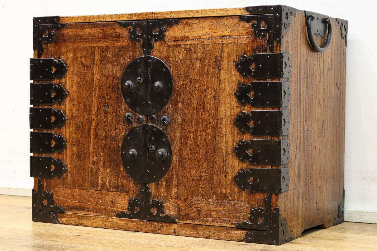 珍品!! 迫力ある装飾金具で飾られた絢爛な観音扉の小型帳場箪笥　BB3105