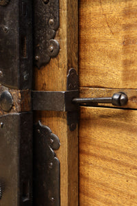 珍品!! 迫力ある装飾金具で飾られた絢爛な観音扉の小型帳場箪笥　BB3105