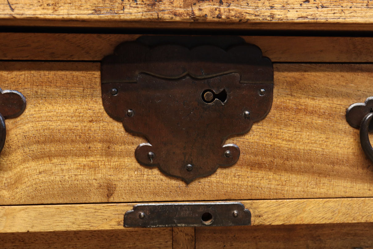 珍品!! 迫力ある装飾金具で飾られた絢爛な観音扉の小型帳場箪笥　BB3105