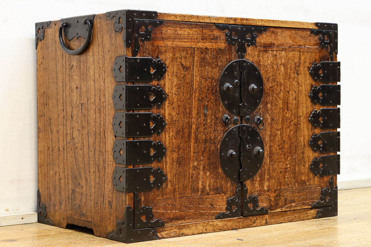 珍品!! 迫力ある装飾金具で飾られた絢爛な観音扉の小型帳場箪笥　BB3105