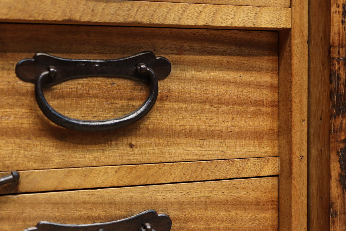 珍品!! 迫力ある装飾金具で飾られた絢爛な観音扉の小型帳場箪笥　BB3105