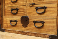 珍品!! 迫力ある装飾金具で飾られた絢爛な観音扉の小型帳場箪笥　BB3105