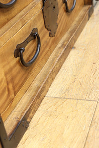 珍品!! 迫力ある装飾金具で飾られた絢爛な観音扉の小型帳場箪笥　BB3105