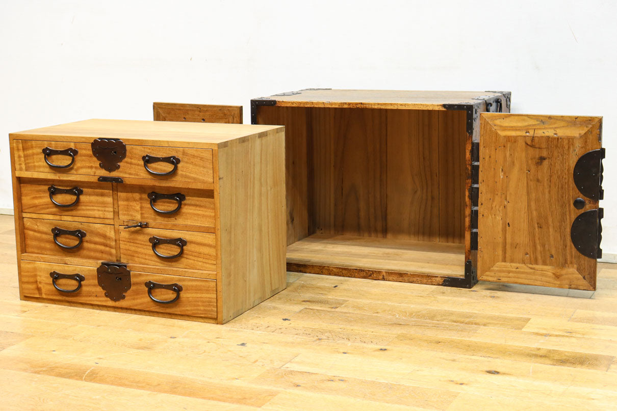 珍品!! 迫力ある装飾金具で飾られた絢爛な観音扉の小型帳場箪笥　BB3105