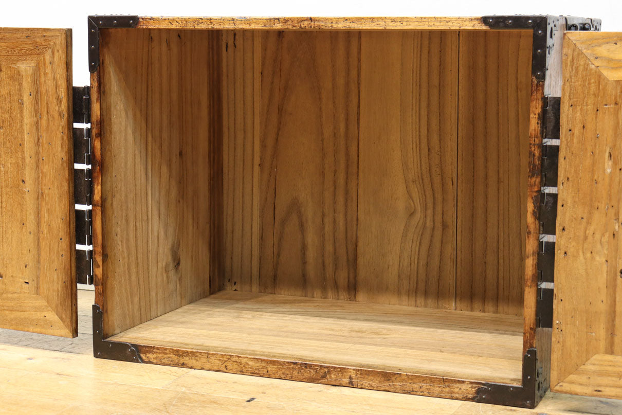 珍品!! 迫力ある装飾金具で飾られた絢爛な観音扉の小型帳場箪笥　BB3105