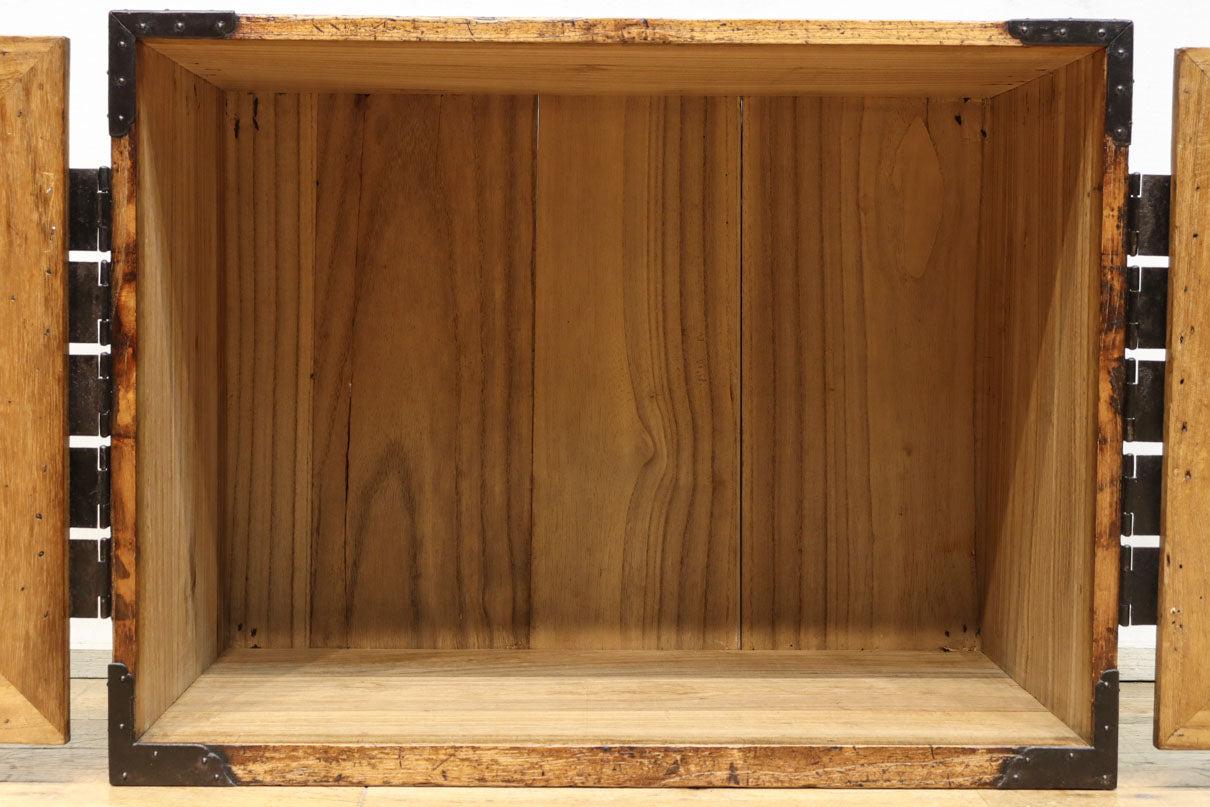 珍品!! 迫力ある装飾金具で飾られた絢爛な観音扉の小型帳場箪笥　BB3105